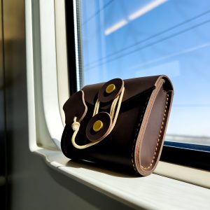 Handmade Genuine Leather Earphone Case Suitable for Business Trips & Casual Use - Hard Suitable for Headphones, Earbuds, Storage Organizer, Scratch Repairable Cover, Compact Gift for &